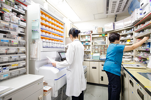 薬剤部で調剤している風景